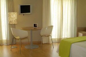 Zimmersafe, laptopgeeigneter Arbeitsplatz, Verdunkelungsvorhänge