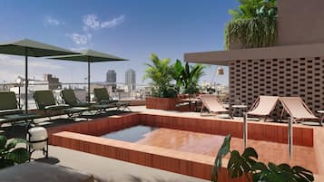 Een buitenzwembad, ligstoelen bij het zwembad