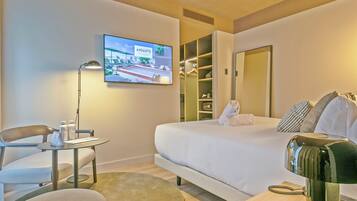 Minibar, in-room safe, laptop workspace, blackout curtains