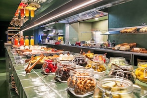 Café da manhã com buffet todos os dias mediante uma taxa