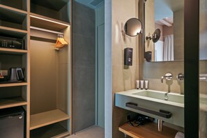 Separate tub and shower, rainfall showerhead, hair dryer, towels - Ciutat de Barcelona (Barcelona)