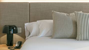 Superior driepersoonskamer (with extra bed) | Een kluis op de kamer, een laptopwerkplek, verduisterende gordijnen