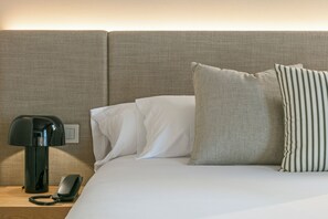 Quarto triplo superior (with extra bed) | Cofres nos quartos, espaço de trabalho para notebook, cortinas blackout