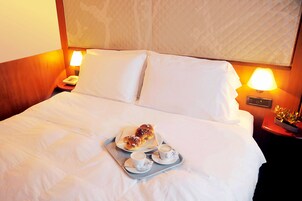 Camera doppia | Copriletto in piuma, minibar, una cassaforte in camera, una scrivania