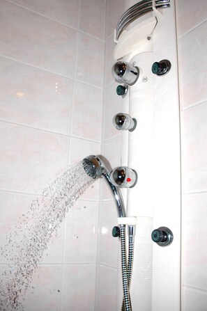 Shower kamar mandi