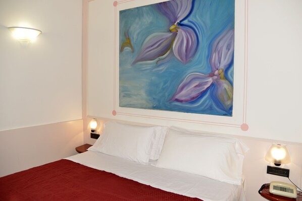 Cubrecamas, minibar, caja de seguridad en la habitación y escritorio 