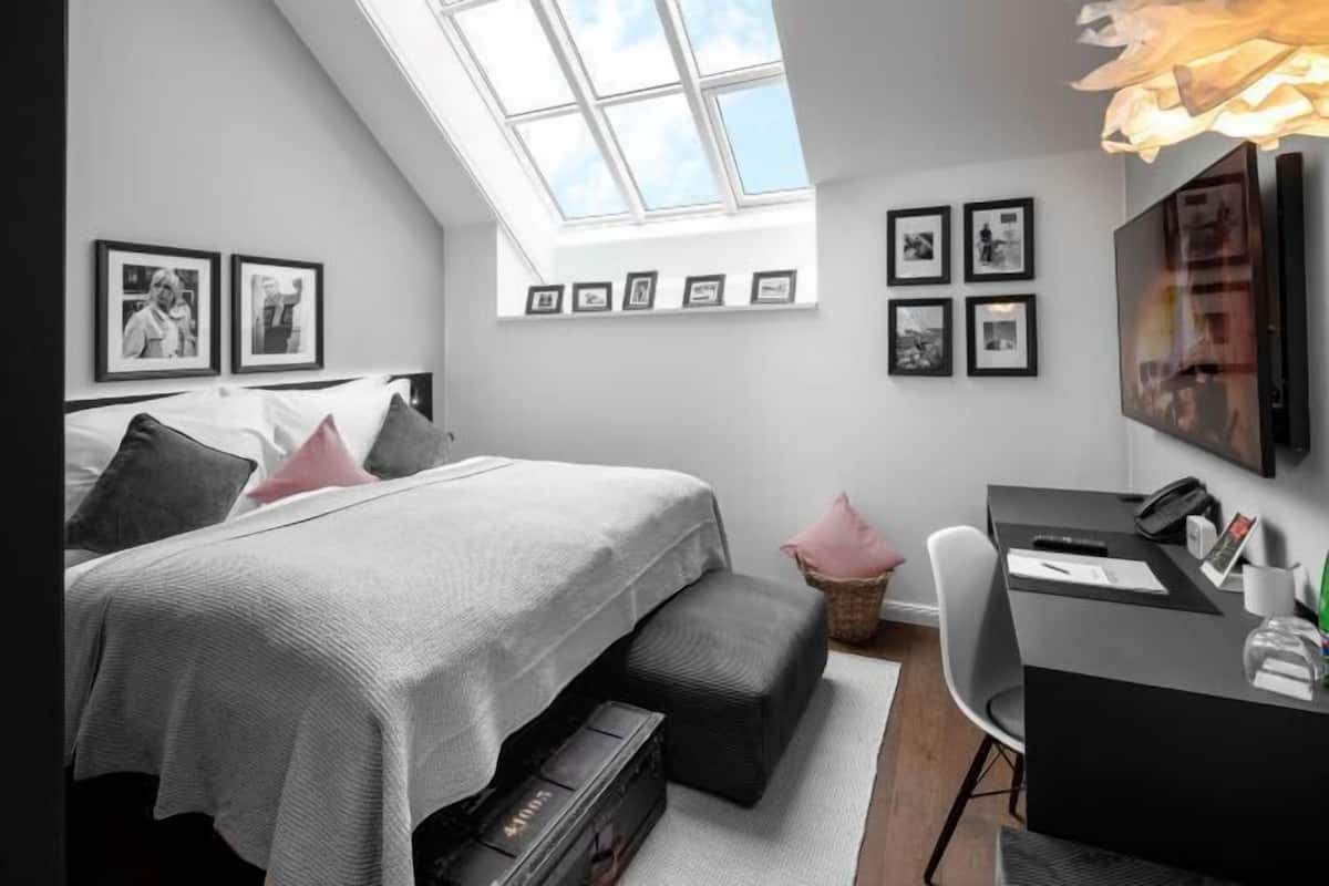 1 quarto, roupas de cama antialérgicas, frigobar, cofres nos quartos