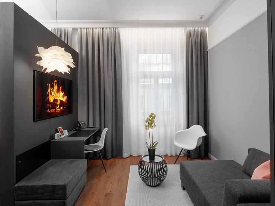 Una sala de estar moderna con chimenea, un comedor y una zona de estar.