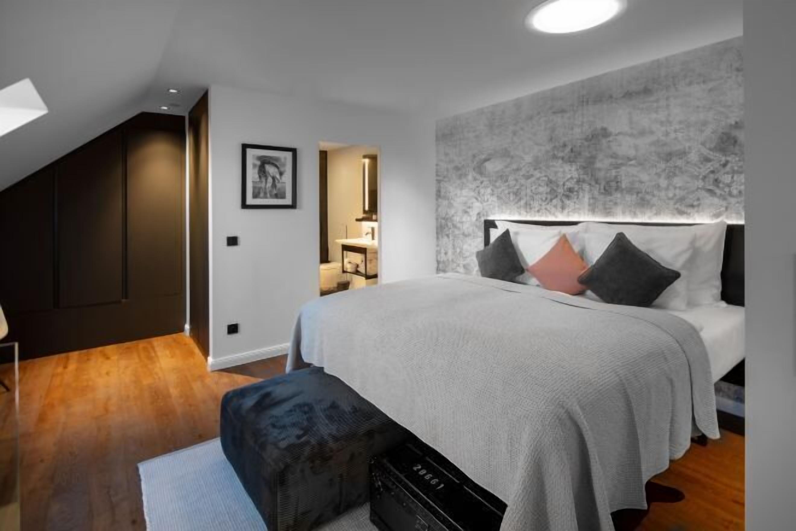 Literie hypoallergénique, minibar, coffres-forts dans les chambres