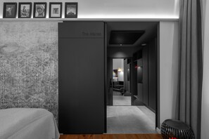 Duplex Family Suite | Allergikerbettwaren, Minibar, Zimmersafe, Schreibtisch