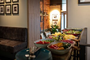 Daily buffet breakfast (CZK 400 per person)