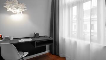 Ett modernt kontorsutrymme med ett skrivbord, en stol och en unik lampa.