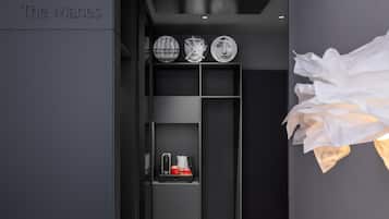Duplex Family Suite | 1 間臥室、低過敏寢具、迷你吧、客房內保險箱
