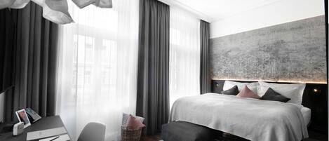 Standard Room, Non Smoking | Hypo-allergenic bedding, minibar, in-room safe, desk