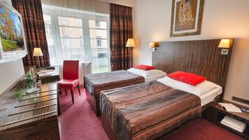 Minibar, Zimmersafe, Schreibtisch, Verdunkelungsvorhänge