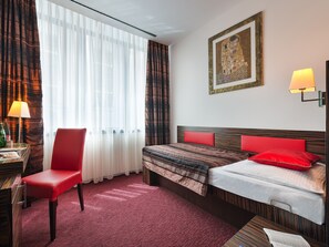 Frigobar, cofres nos quartos, escrivaninha, cortinas blackout