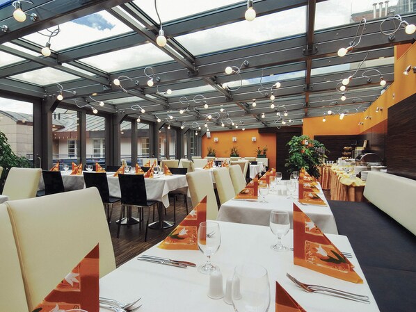 Café da manhã com buffet diário (CZK 135 por pessoa) 