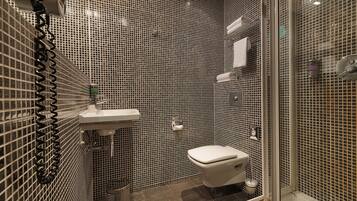 Dusche, kostenlose Toilettenartikel, Haartrockner, Handtücher