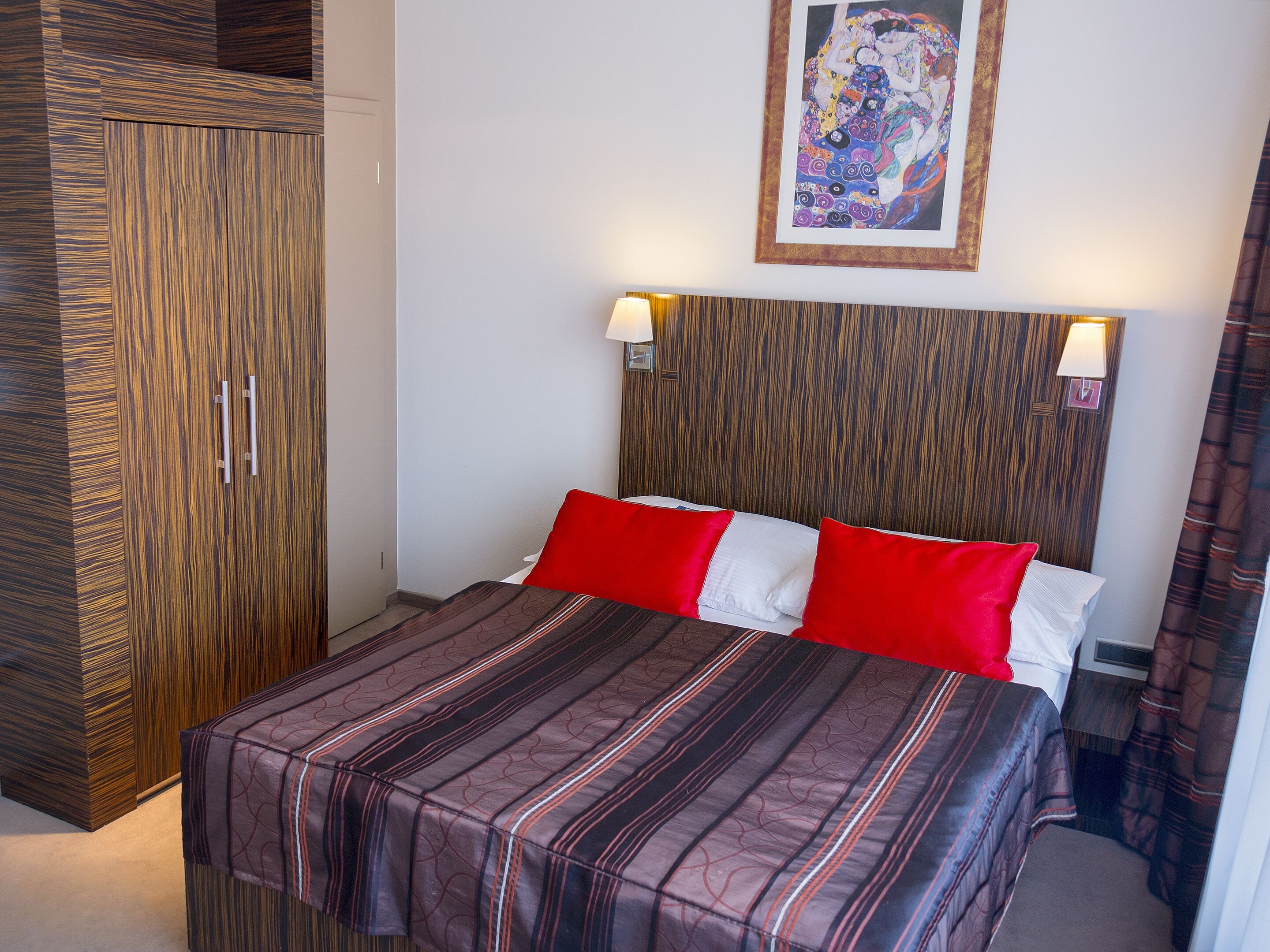 Minibar, caja de seguridad en la habitación y escritorio 