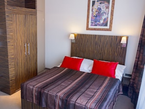Minibar, caja fuerte, escritorio y cortinas opacas