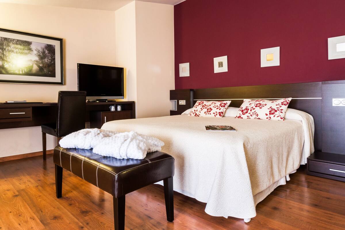 superior double room | 1 bedroom, minibar, in-room safe, desk