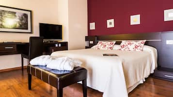 Superior tweepersoonskamer | Een minibar, een kluis op de kamer, een bureau, verduisterende gordijnen