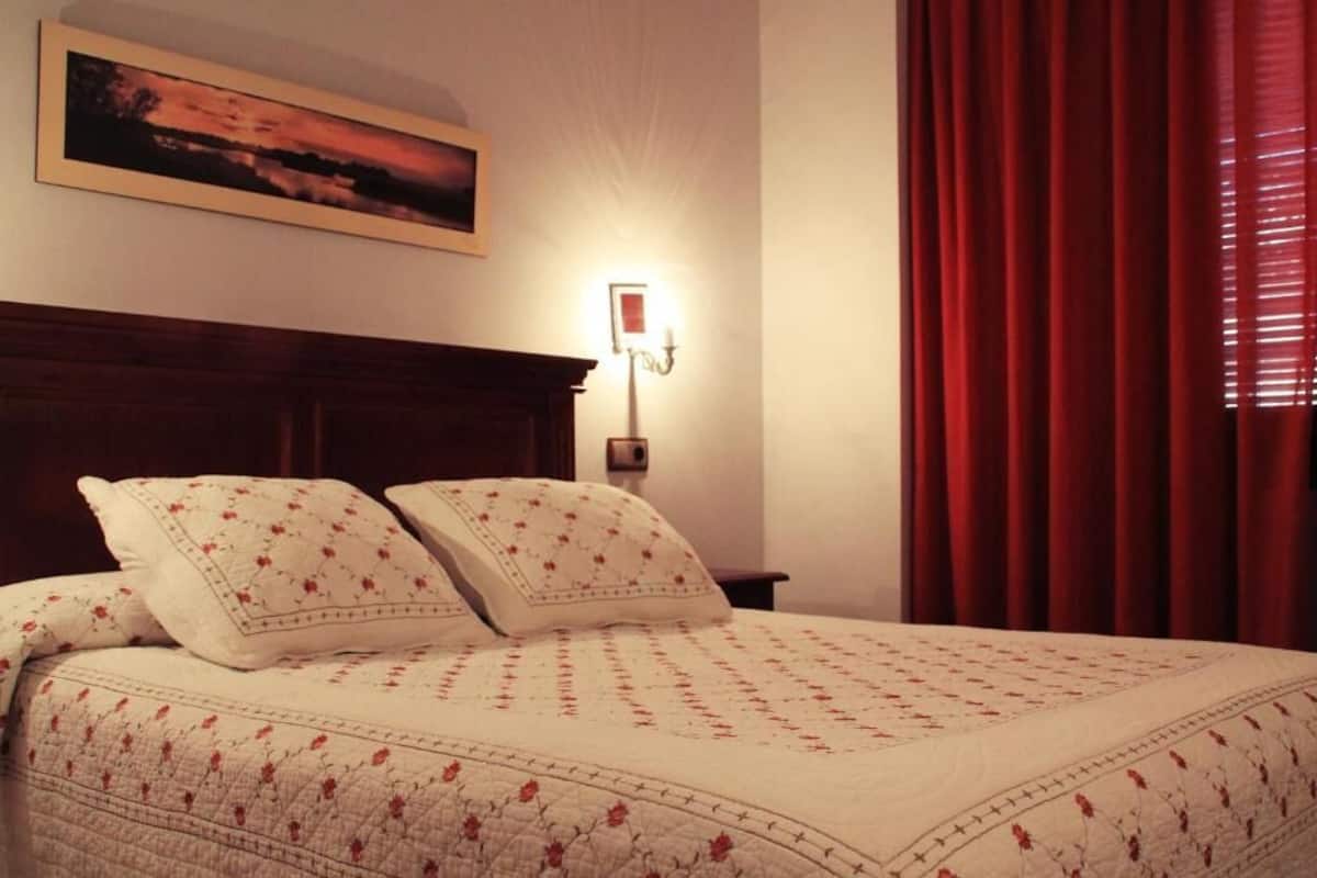 Small Double room single use | Minibar, in-room safe, desk, blackout drapes
