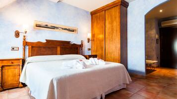 Habitación doble superior | Minibar, caja fuerte, escritorio y cortinas opacas