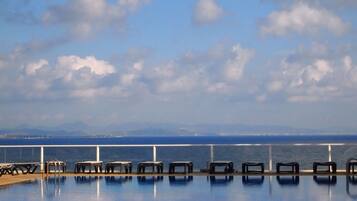 Una piscina al aire libre de temporada (de 11:00 a 19:00), sombrillas
