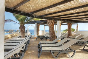 Seasonal outdoor pool, open 11:00 AM to 7:00 PM, pool umbrellas - Hotel Club Sunway Punta Prima (Formentera)