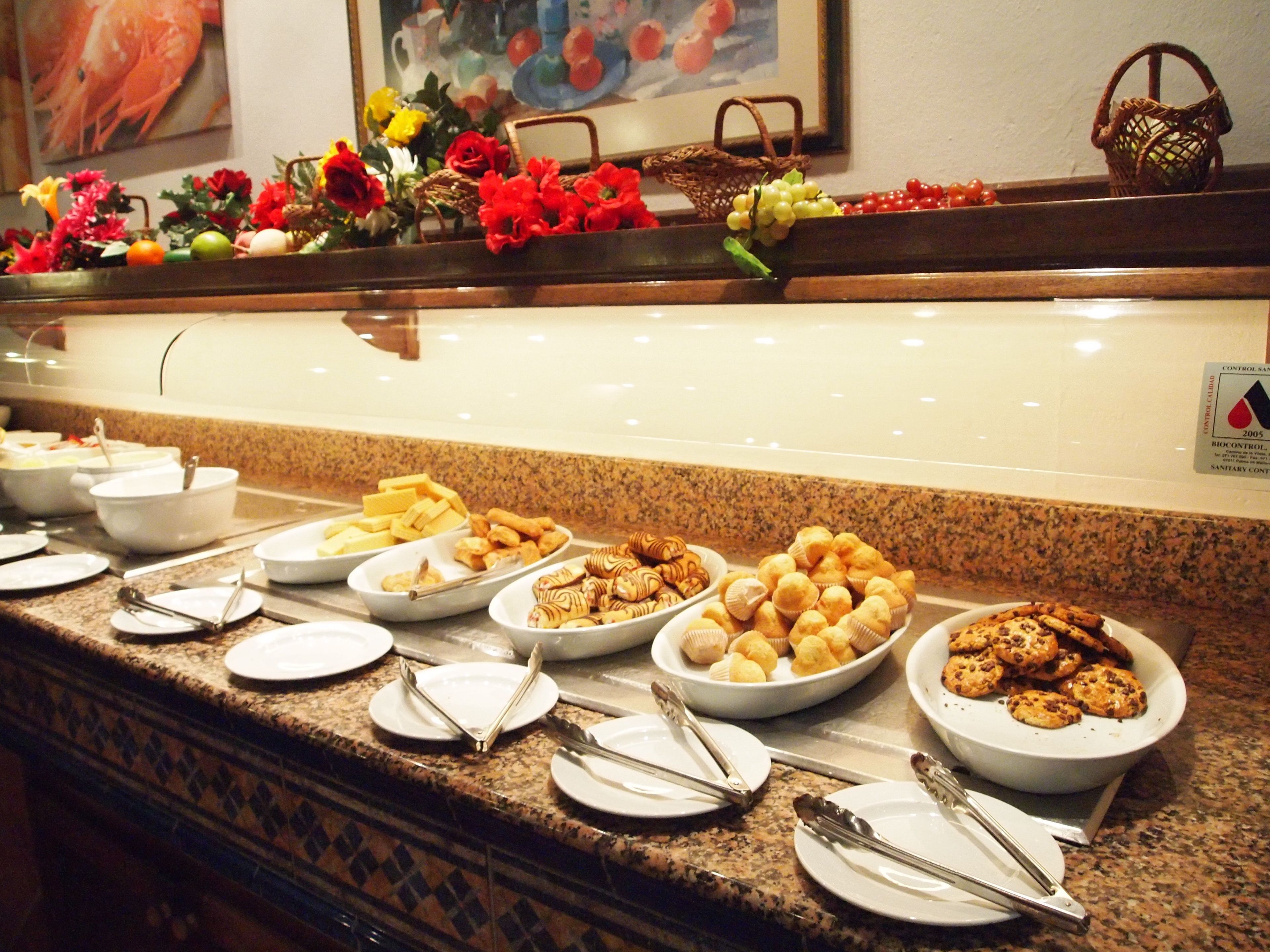 Tägliches Frühstücksbuffet (18 EUR pro Person)