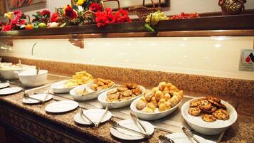 Se ofrece un desayuno bufé (18 EUR por persona)