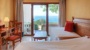 Triple Room, Garden View | 1 bedroom, in-room safe, blackout drapes, soundproofing
