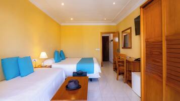 Habitación triple, vistas al jardín | 1 dormitorio, caja fuerte, cortinas opacas y sistema de insonorización