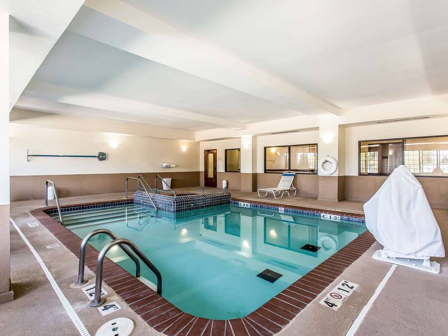Piscina interior con carriles claramente delimitados, vestuario y zona de estar cubierta.