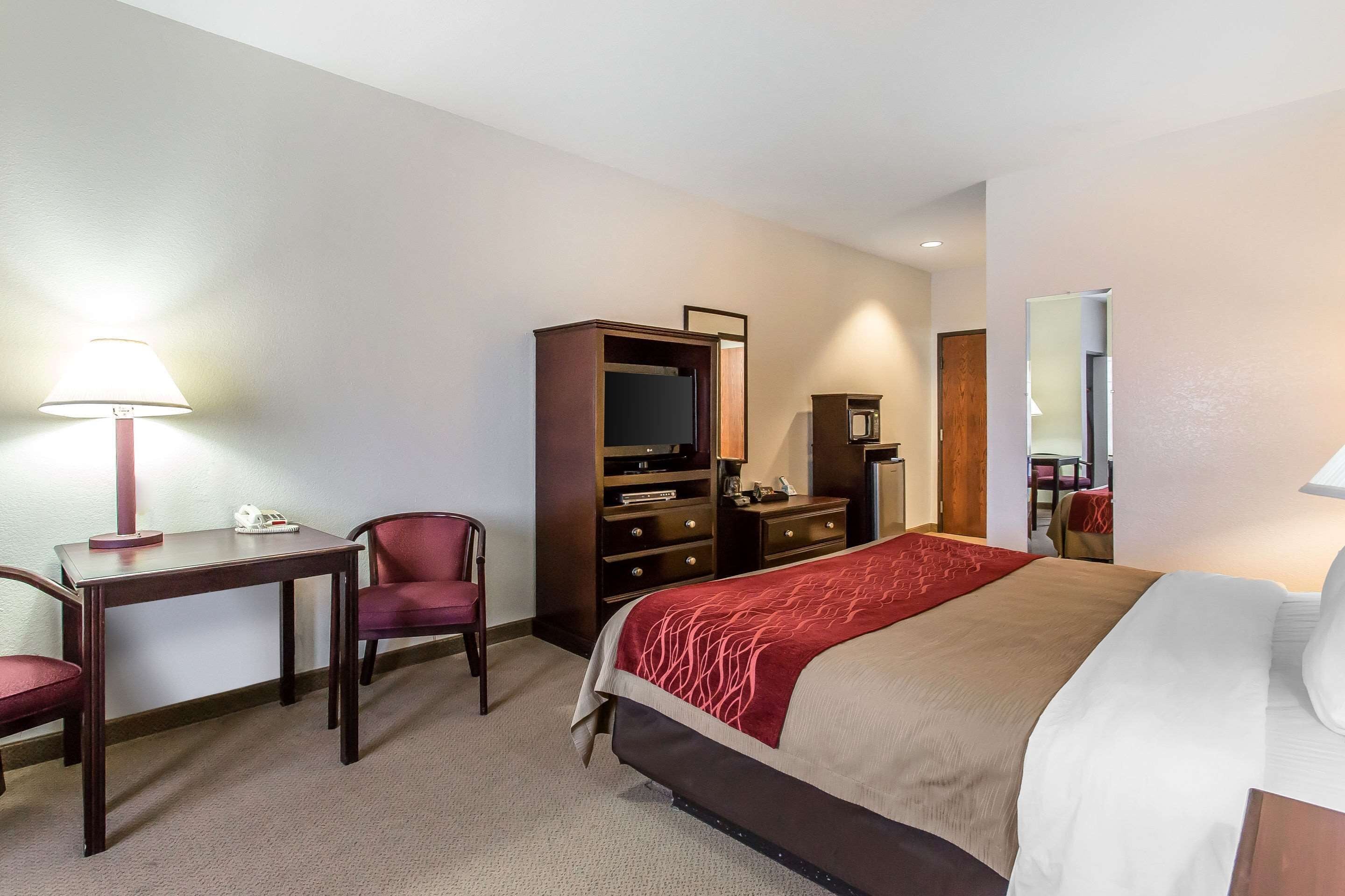 standard room, 1 king bed, non smoking | desk, iron/ironing board, free wifi, bed sheets