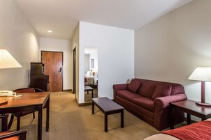 Escritorio, tabla de planchar con plancha, wifi gratis y ropa de cama 