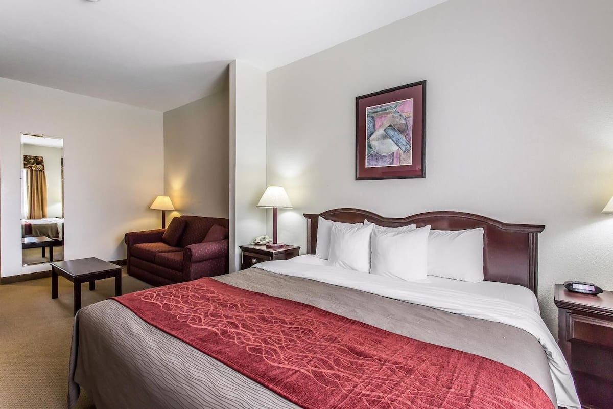 Escritorio, tabla de planchar con plancha, wifi gratis y ropa de cama