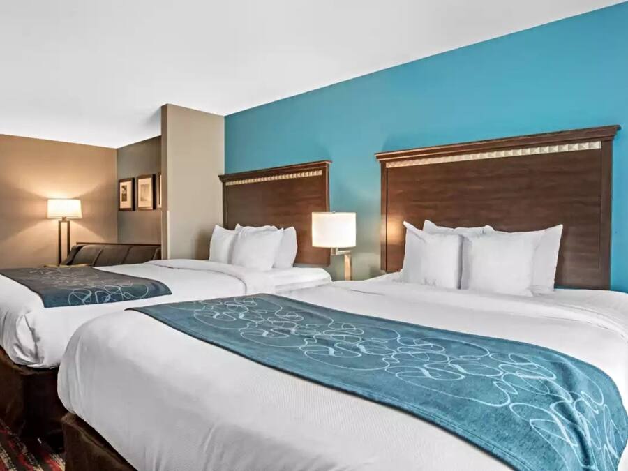 Brankas, meja kerja, setrika/meja setrika, dan Wi-Fi gratis