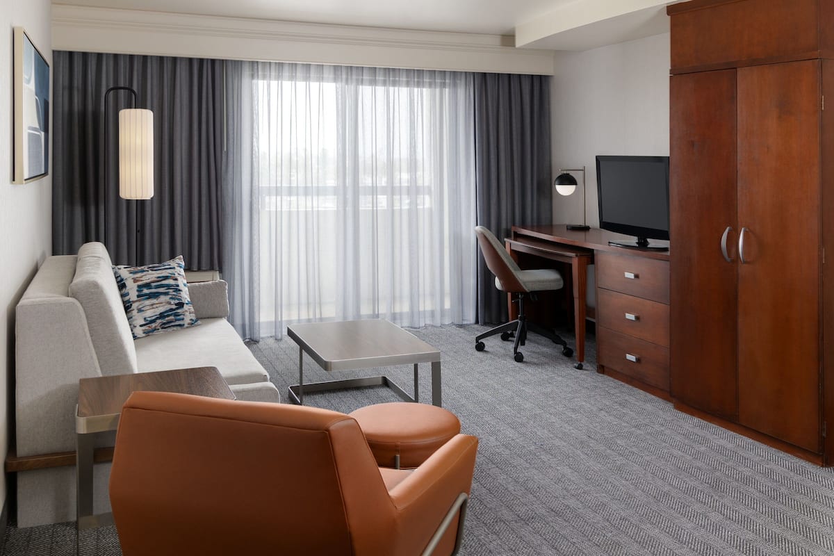 Luxe beddengoed, een bureau, verduisterende gordijnen