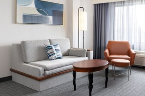 客房, 1 張特大雙人床和 1 張沙發床 | 起居區 | 27-吋平面電視、有線頻道、電視、付費電影