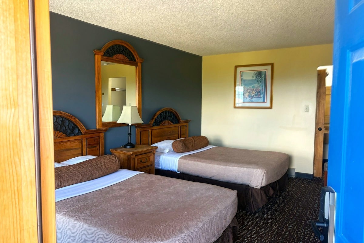 1 bedroom, hypo-allergenic bedding, desk, laptop workspace