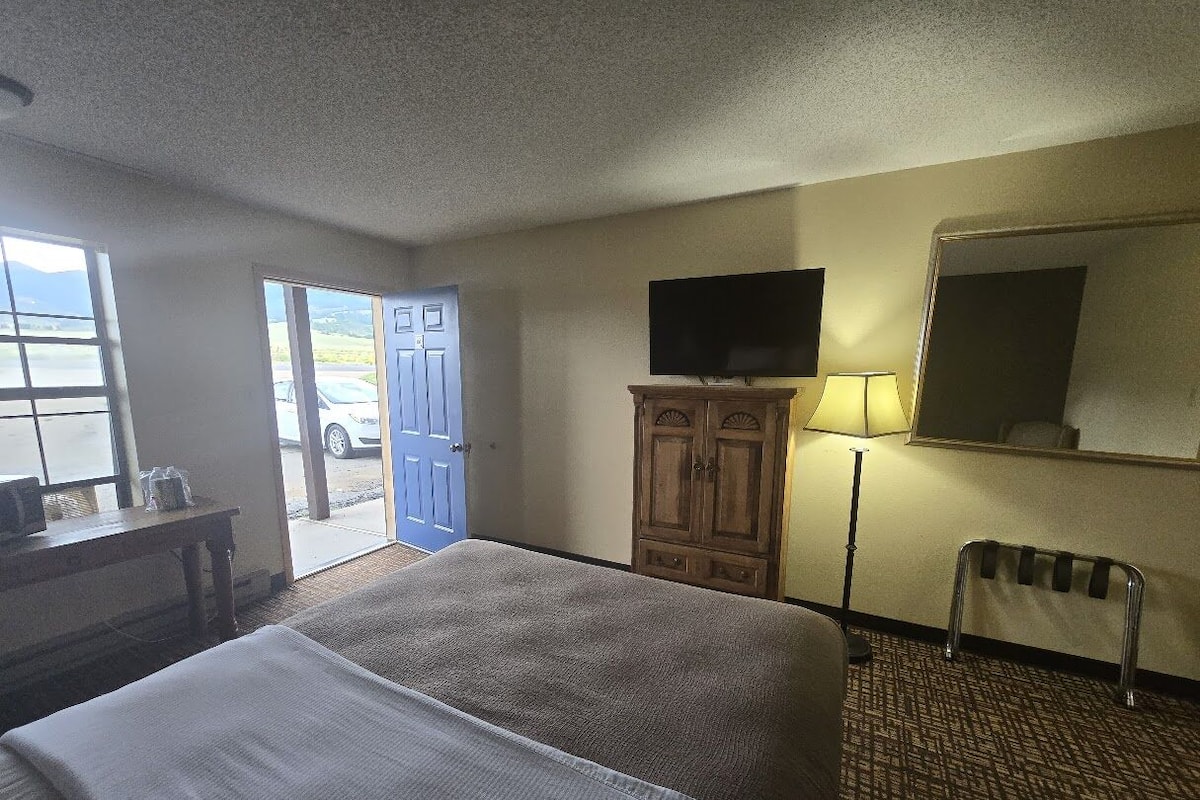 Room, 1 Queen Bed, Non Smoking | Desk, blackout drapes, iron/ironing board, travel crib