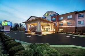 A Holiday Inn Express hotel with a covered entrance, a parking lot, and a well-maintained landscape. - Holiday Inn Express Hotel & Suites Rocky Mount by IHG (Rocky Mount)