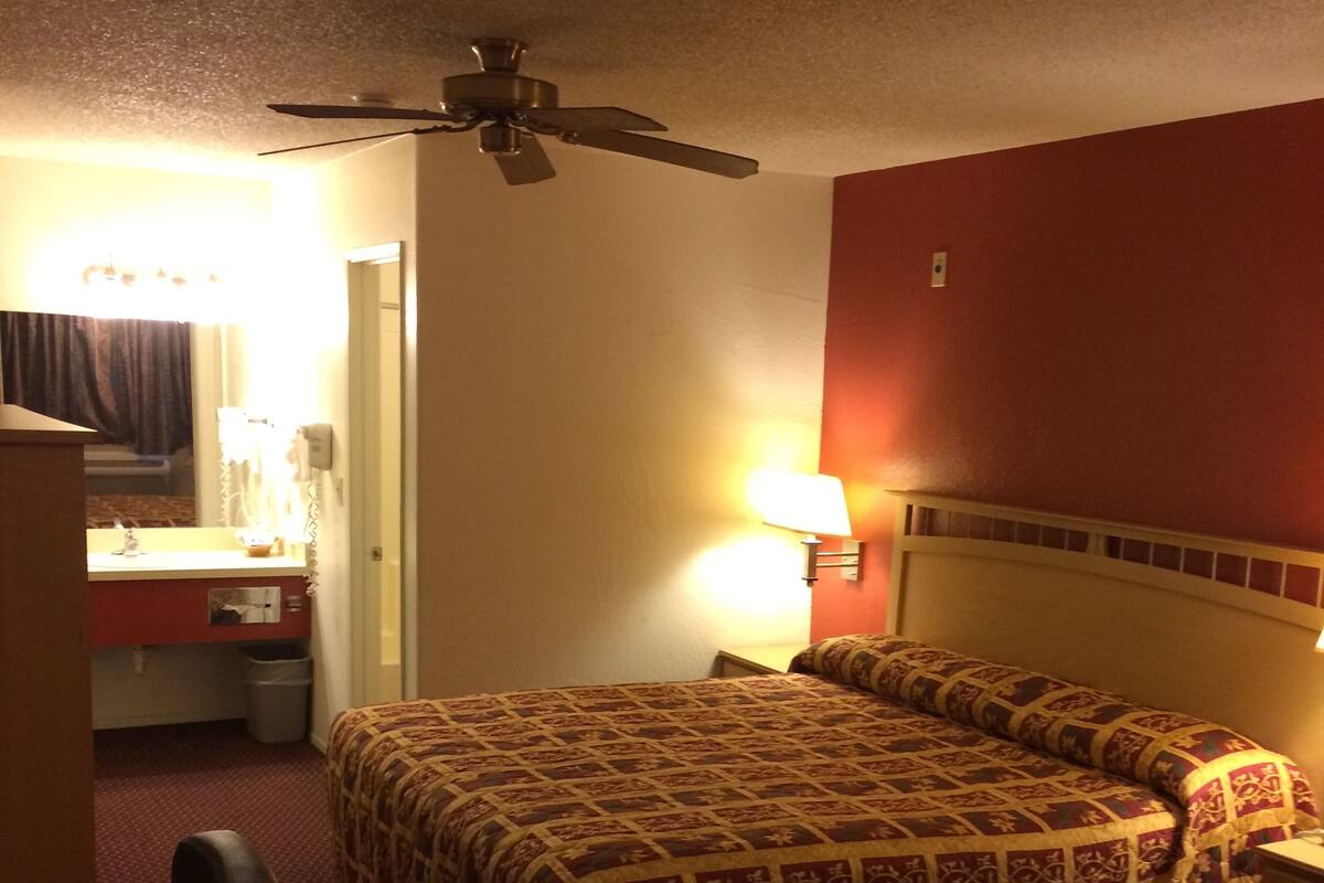 Room, 1 King Bed | WiFi (free), bed sheets