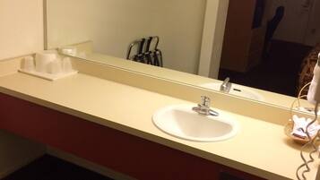 Combined shower/bathtub, hair dryer, towels