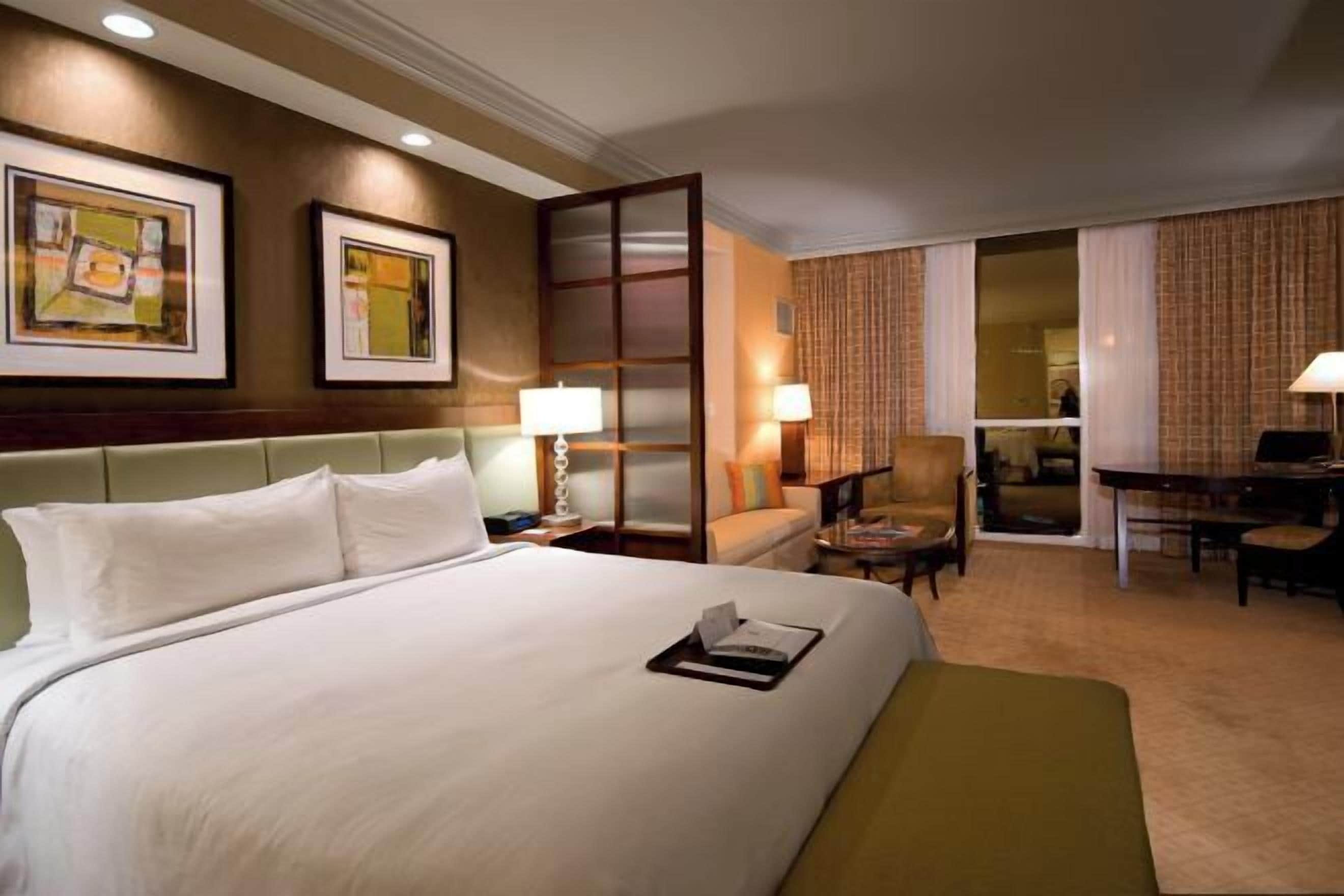 高档床上用品、加厚床垫、客房内保险箱、办公桌