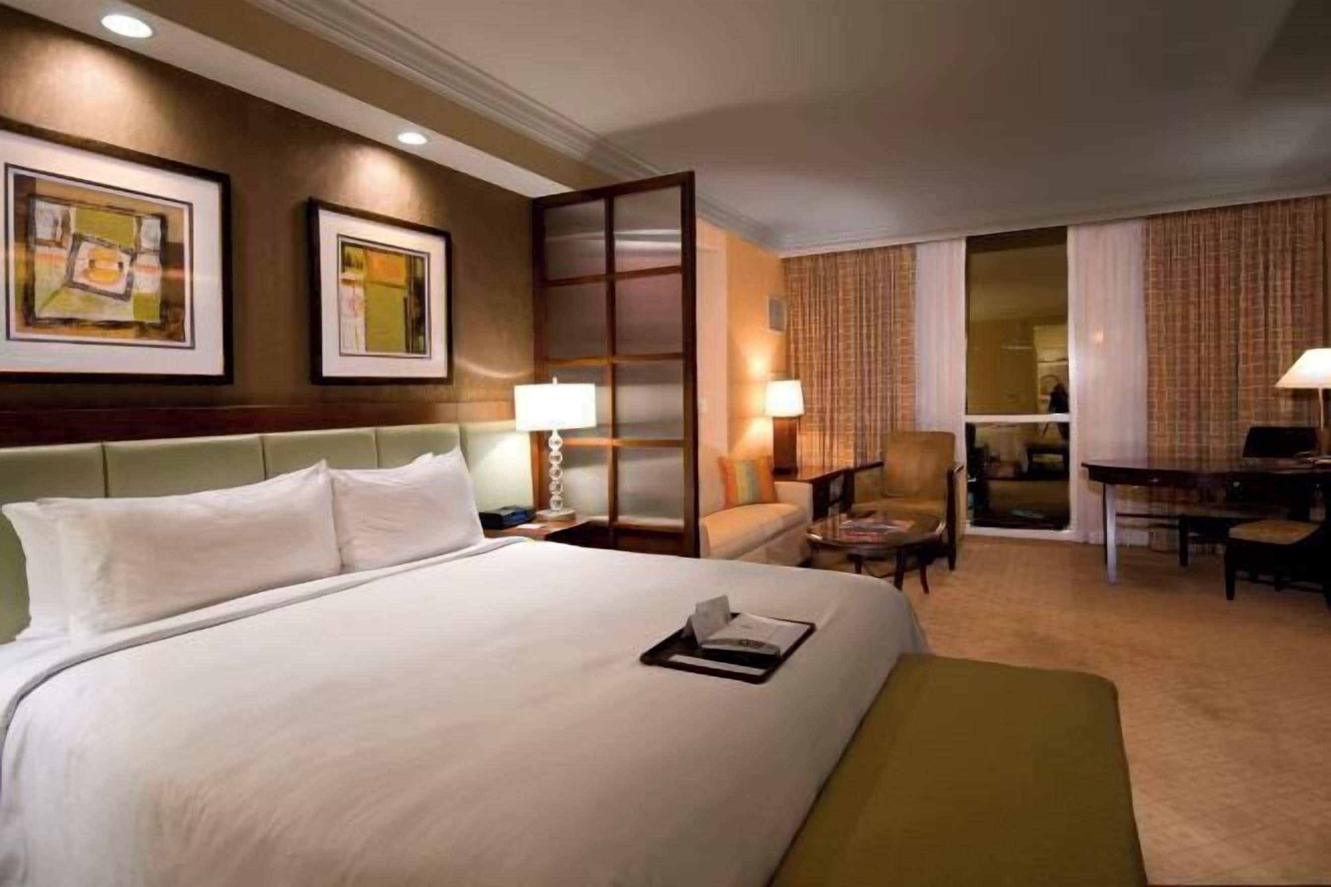 高档床上用品、加厚床垫、客房内保险箱、办公桌