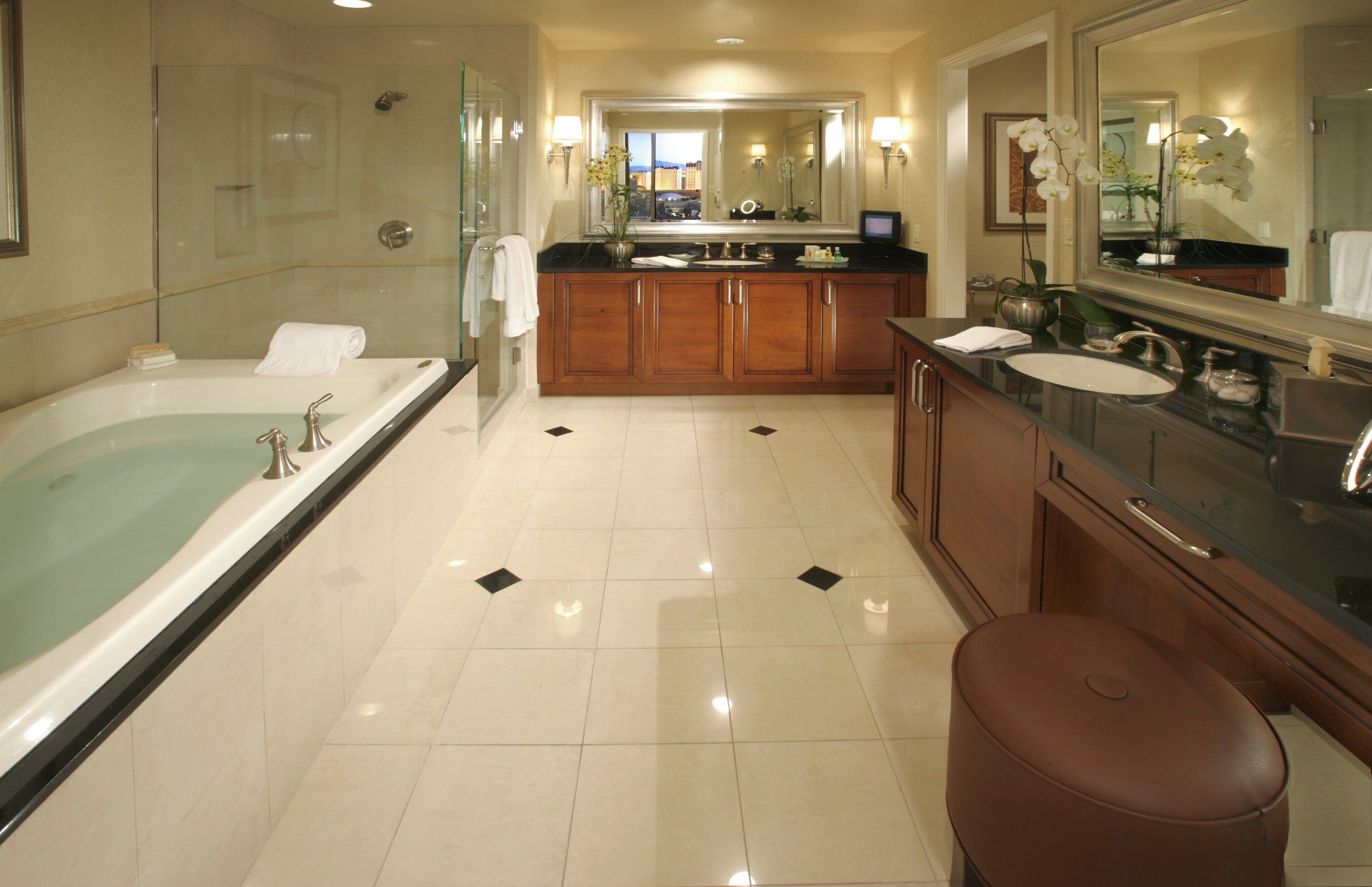standard room | bathroom | separate bathtub and shower, jetted bath, free toiletries, hair dryer
