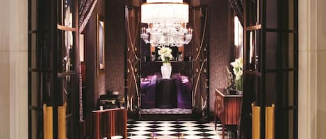 Breakfast and lunch served, American cuisine